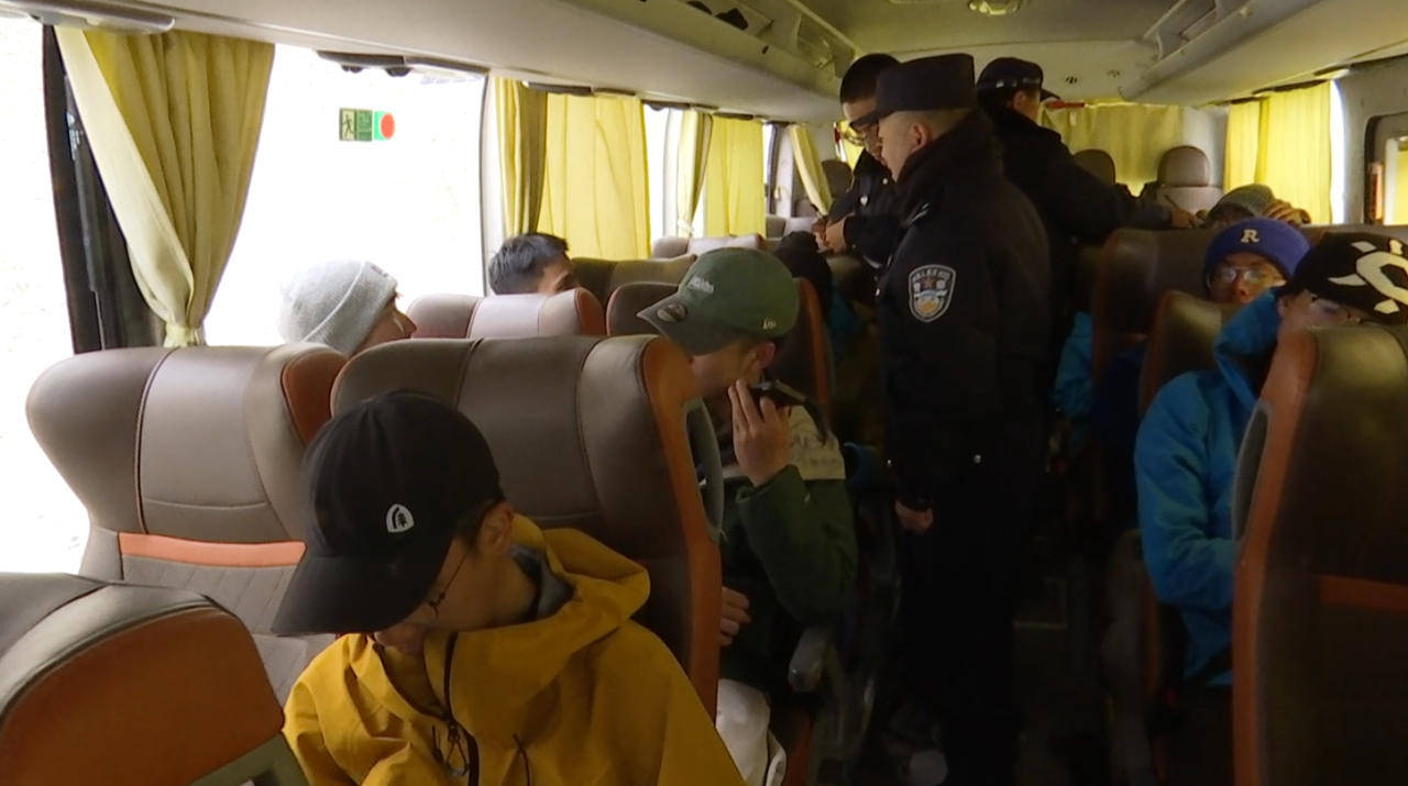 妥善安置 当地应急管理局：213人安全转移 1人遇难mg不朽情缘游戏网站青海门源县老虎沟被困人员已得到(图2)