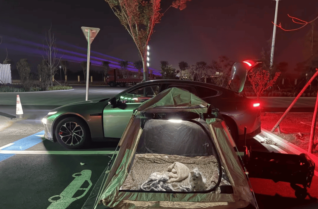 国庆期间年轻人旅行掀起“帐篷过夜”热潮不朽情缘平台登录入口不住酒店住帐篷！(图2)